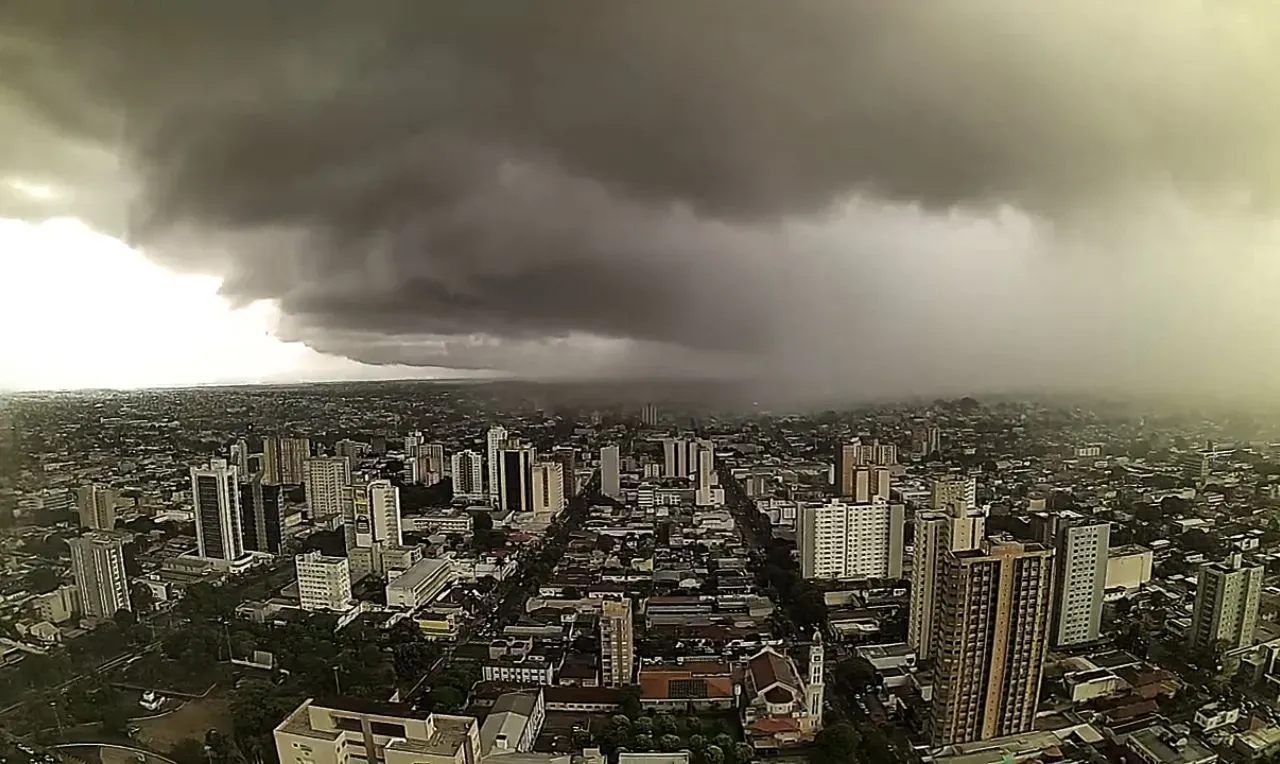 A imagem mostra o avanço de chuva intensa em Campo Grande